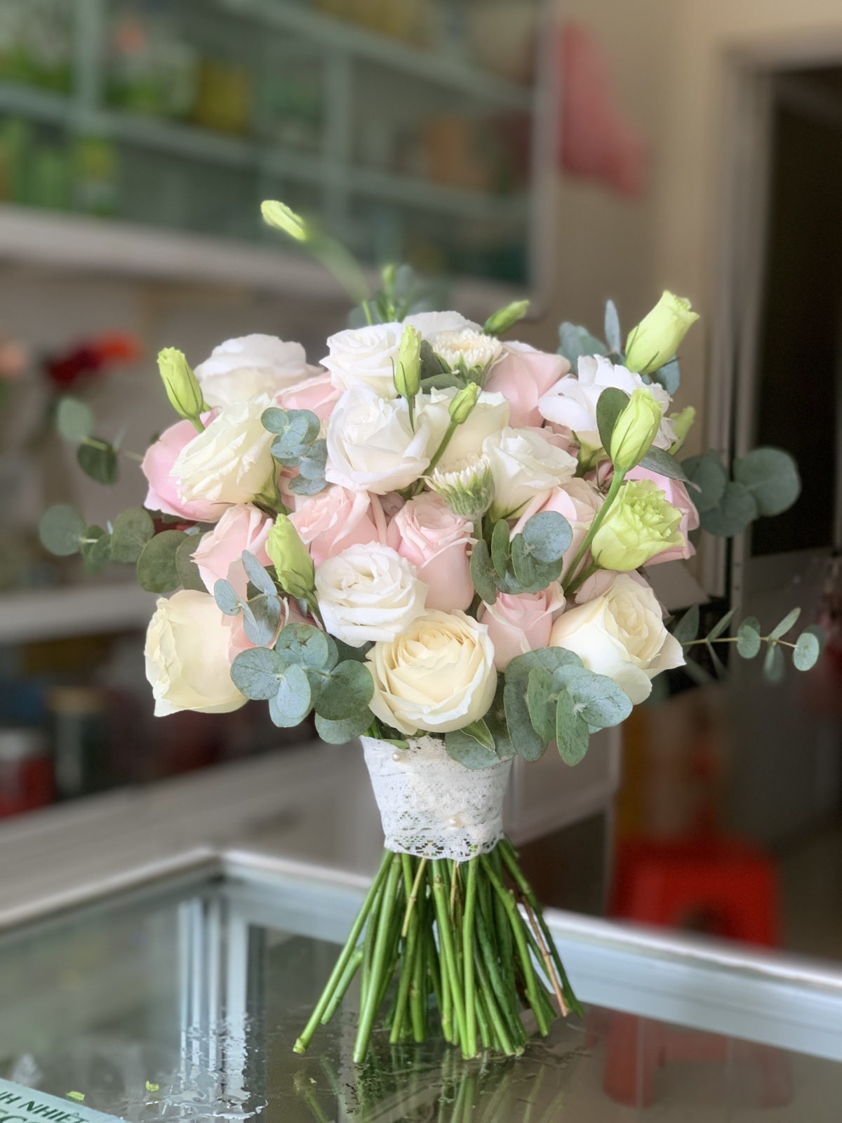 HOA CẦM TAY CÔ DÂU NHỎ XINH