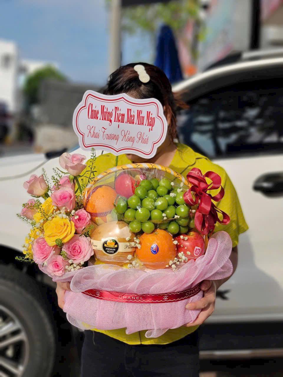 GIỎ TRÁI CÂY VS HOA TƯƠI