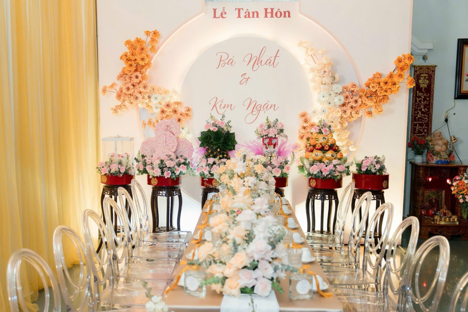 TRANG TRÍ BÀN GIA TIÊN TONE PASRTEL TRẮNG CAM VÀNG (HỒNG BIÊN CAO LÃNH ĐỒNG THÁP: CỔNG RỒNG PHỤNG - MÂM QUẢ - HOA TƯƠI)